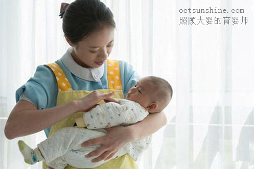 照顾大婴的育婴师