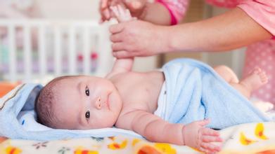 给宝宝洗澡六步法 换尿布三大注意事项