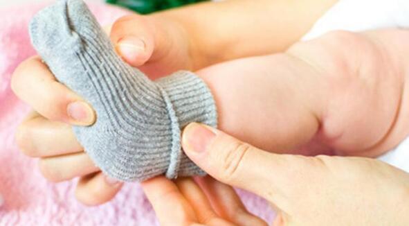宝宝在夏天还需不需要穿袜子 宝宝夏季穿着方面的注意事项有哪些
