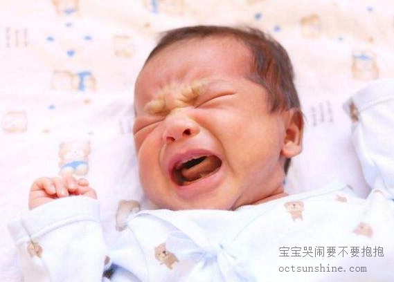 宝宝哭闹要不要抱抱或者哄哄？很多人做错了，听听专业育婴师是怎么说！