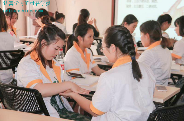 月嫂培训要多久,大概多少钱？