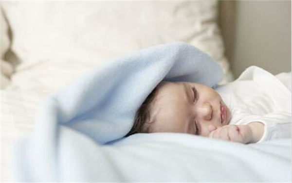 新生儿抱着一会就睡着，放下立马就醒 - 教你几招轻松解决宝宝落地醒