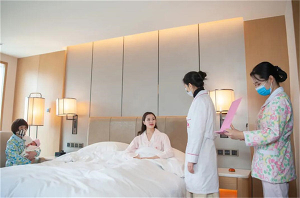 去月子中心好还是请月嫂好？月子中心出来以后还请月嫂吗？