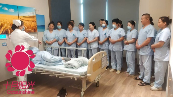 北京夫妻档养老护理员，月入过万不是梦