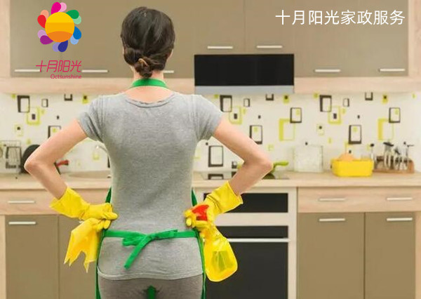 家政保姆在工作中出了差错，应不应该赔偿？