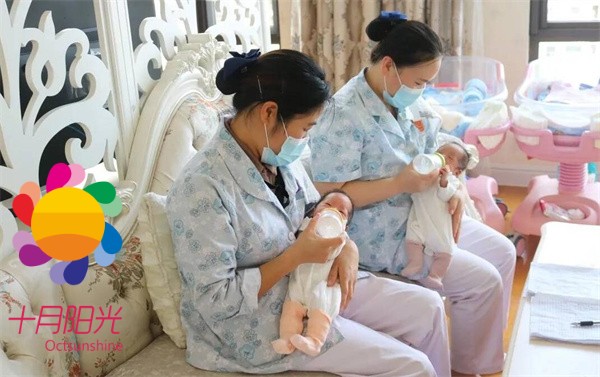 二胎家庭新选择：北京“双月嫂”模式利弊分析    