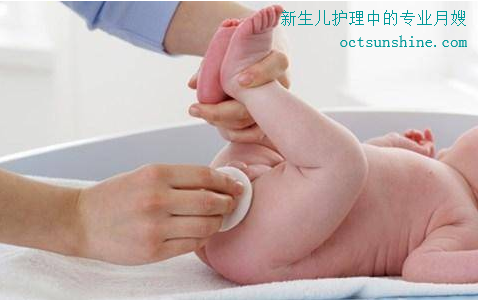 新生儿护理中的月嫂 新生儿护理中的月嫂