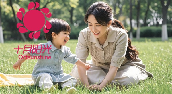 户外和孩子做游戏的阿姨.jpg