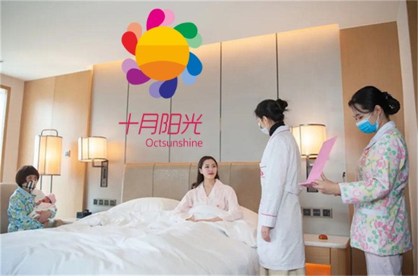 住家月嫂和月子中心的服务费用分别是多少？